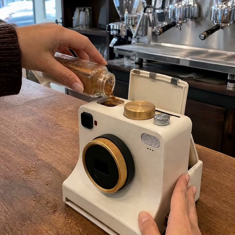 LATTECAMの上からシナモンを入れているところ