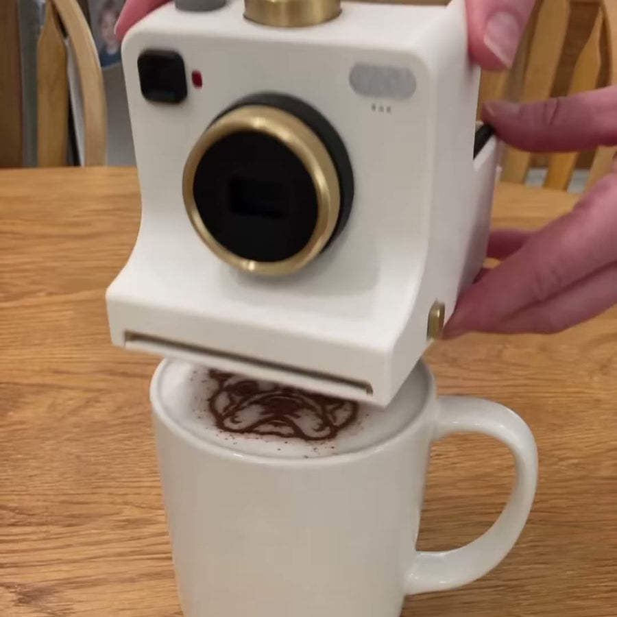 ラテの入ったマグカップにのせたLATTECAM