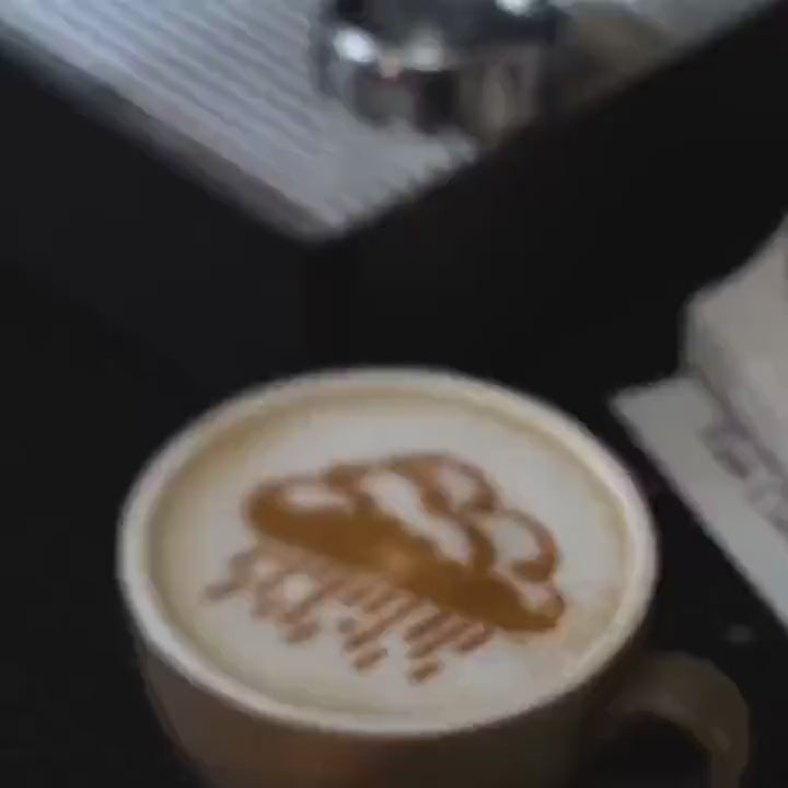 LATTECAMでラテにデザインを描く様子