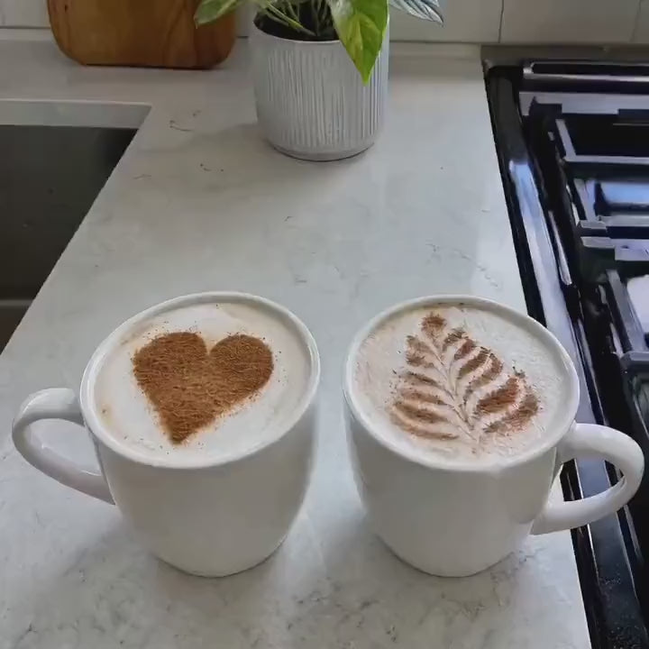 LATTECAMでラテにデザインを描く様子